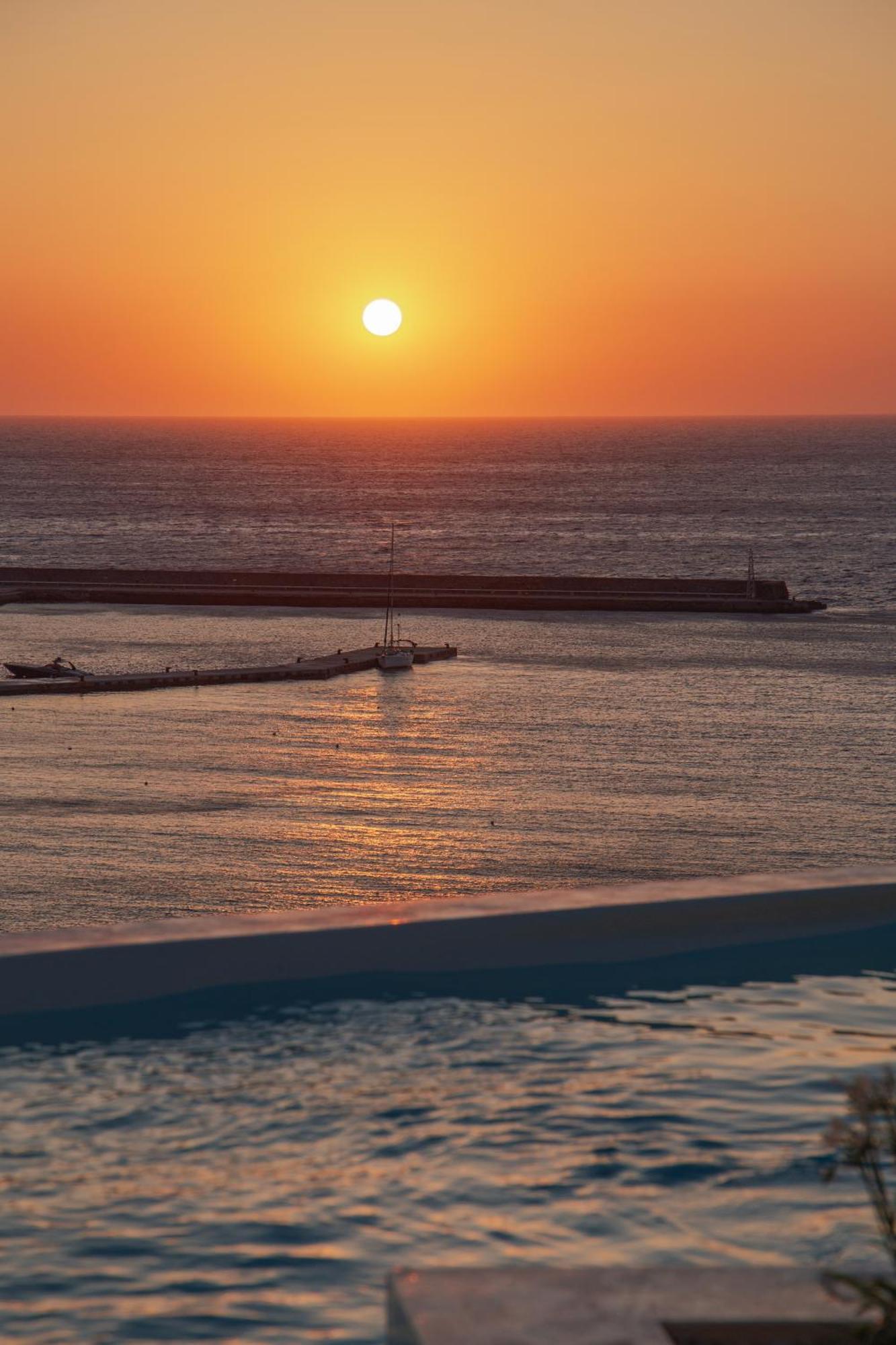 Golden Vista, Beachfront Suites By Explore Andros Bagian luar foto